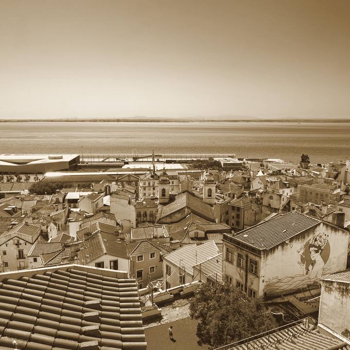 Les toits de l’Alfama et le Tage, Lisbonne